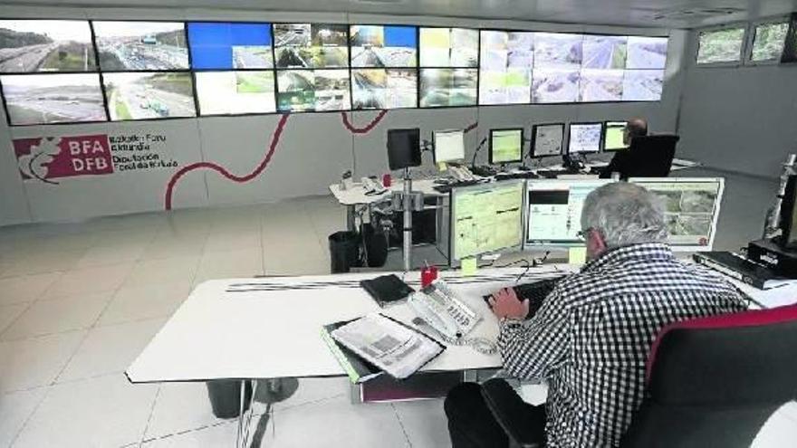 Dos de los vigilantes atienden varios monitores mientras en el panel central compuesto por 40 pantallas se alternan las imágenes de las cámaras.