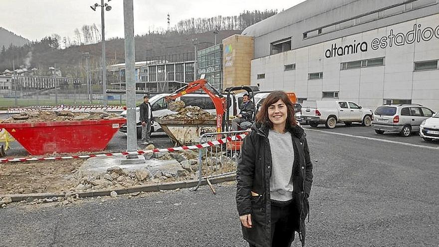 Maitane Álvarez junto a las obras del parking de Altamira.  | FOTO: N.G.