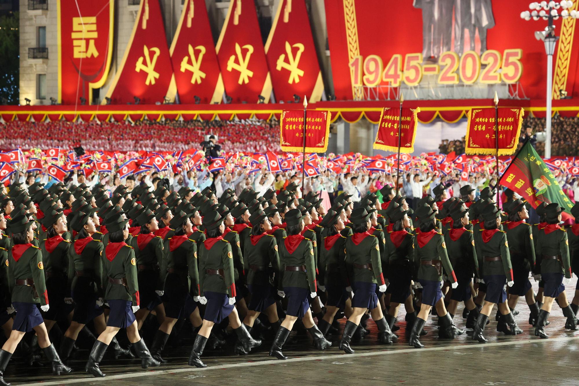 Kim Jong Un preside un imponente desfile militar con motivo del 80 aniversario del Partido del Trabajo