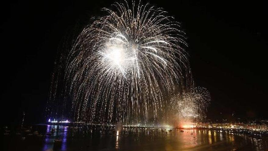 Fue una despedida con un final espectacular; por primera vez desde una plataforma de madera situada en el centro de la bahía.