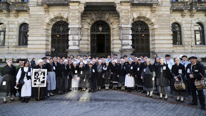 Coro de Arratia: 75 años de coplas por Santa Águeda y despertando la tierra