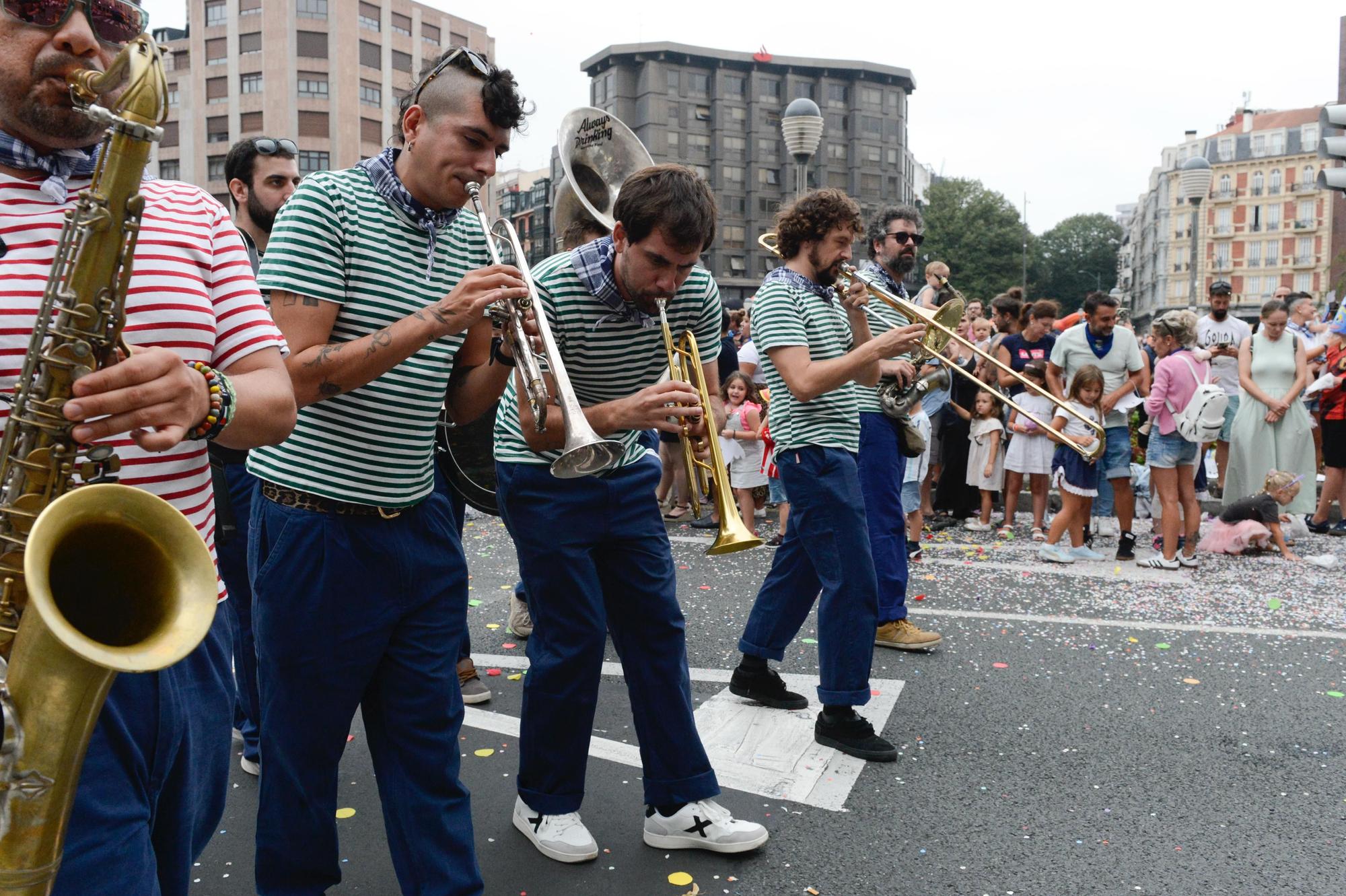 En imágenes: Bali y su séquito recorren Bilbao ante la mirada de miles de personas