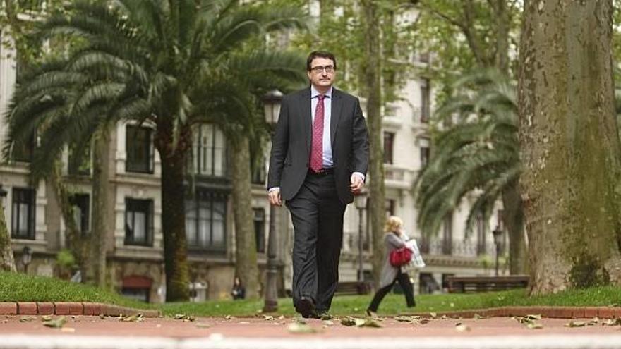 Aitor Esteban pasea por los Jardines de Albia, en Bilbao, el pasado viernes durante la entrevista.