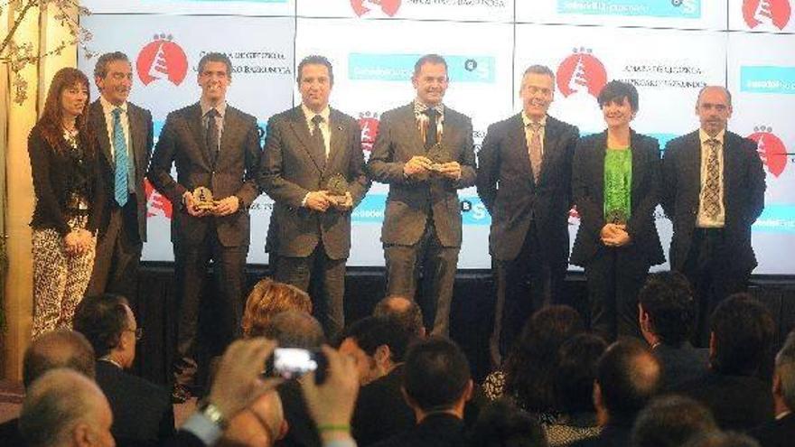 Estíbaliz Hernáez, Javier Echenique, Miguel Ángel Carrera, Patxi López Urkiola, Joseba Egaña, Pedro Esbaola, María Lasa Irizar y el diputado foral de Innovación, Jon Peli Uriguen, ayer en la sede de la Cámara de Gipuzkoa.