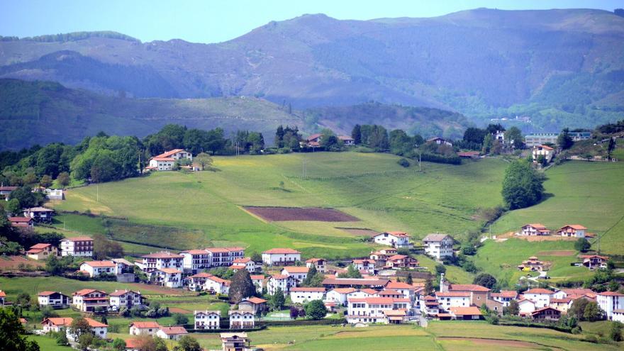Herida una mujer de 56 años en una colisión entre dos vehículos en Igantzi