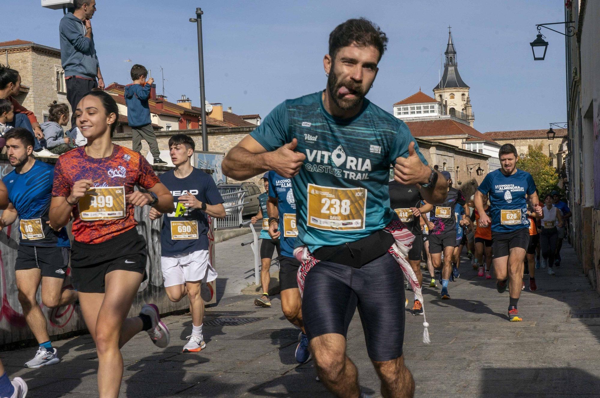 En imágenes: Un millar de corredores atraviesan la almendra