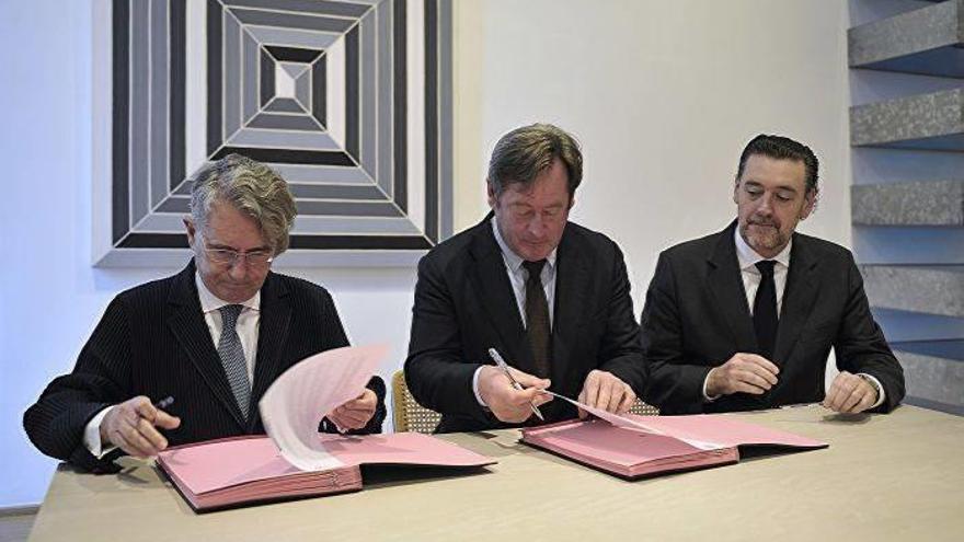 El presidente de Petronor, Emiliano López Atxurra, y el consejero  de Cultura  y presidente de la Fundación Museo  de Bellas Artes de Bilbao, Bingen Zupiria