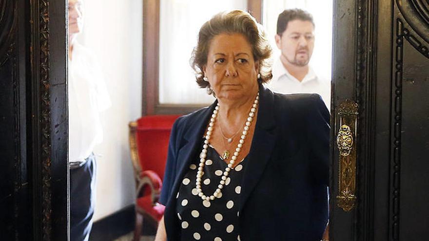 La exalcaldesa de Valencia, Rita Barberá, saliendo de su despacho en el Ayuntamiento.