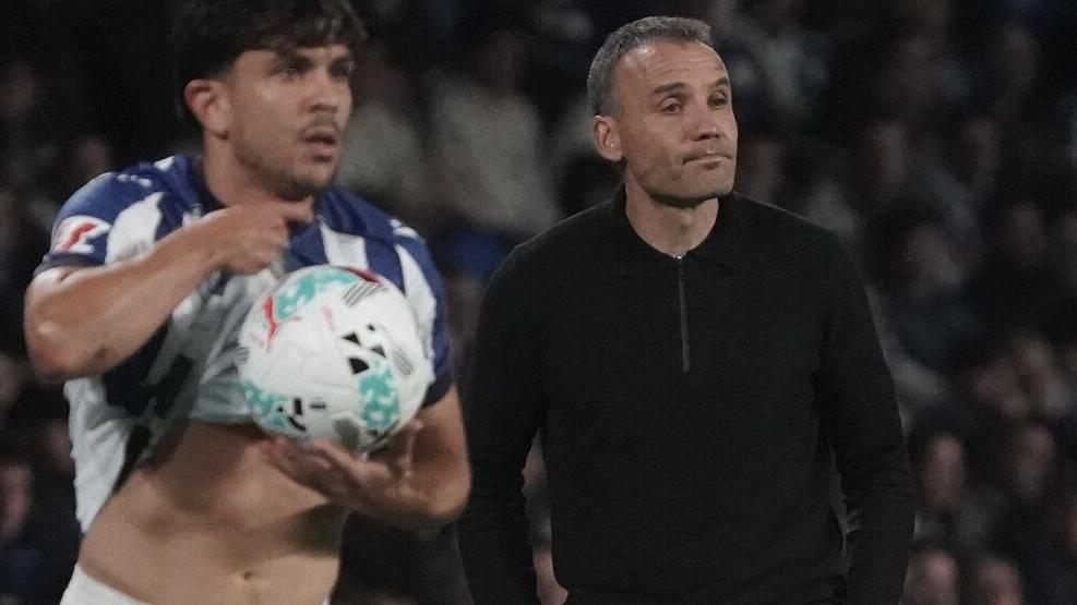 Sergio Francisco mira hacia el campo mientras Jon Mikel Aramburu se dispone a sacar de banda. Sergio Francisco mira hacia el campo mientras Jon Mikel Aramburu se dispone a sacar de banda.