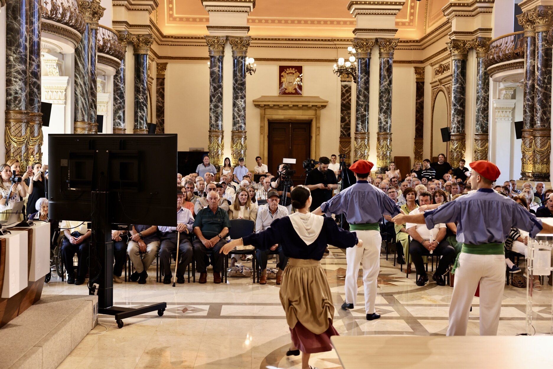 Homenaje a los arrantzales en el salón de plenos de Donostia