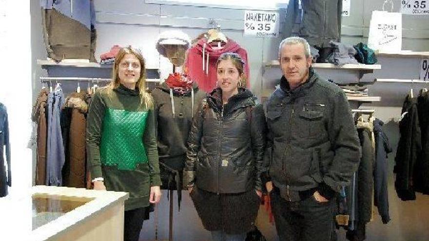 Antxon Urrestarazu, junto a sus compañeras Ainara Carrillo y Gixane Urrestarazu, en la tienda Zugasti Moda.