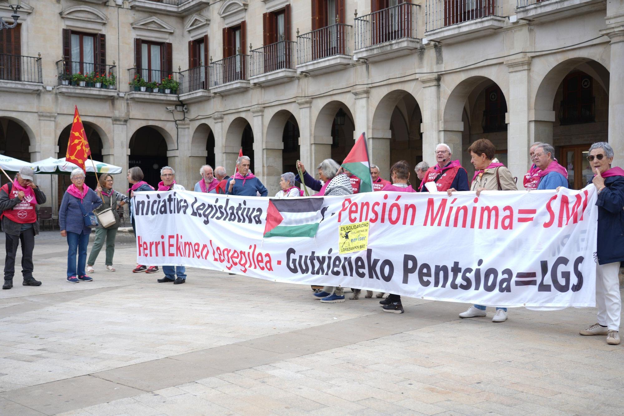En imágenes: Los pensionistas retoman sus concentraciones en Vitoria