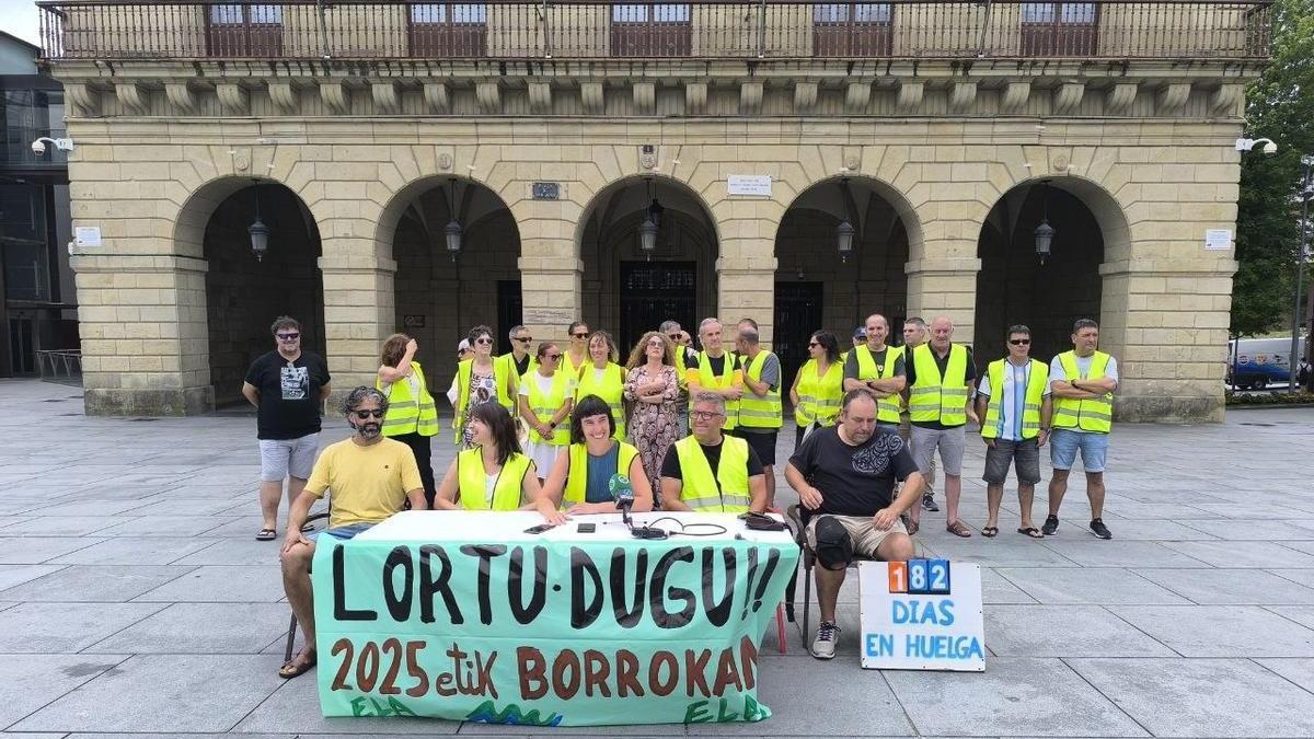 Los trabajadores de Txingudiko Zerbitzuak anunciando el fin de la huelga / Unai Macias Los trabajadores de Txingudiko Zerbitzuak anunciando el fin de la huelga / Unai Macias