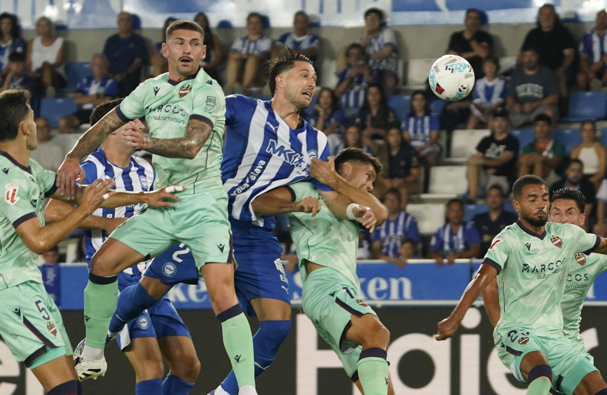 En imágenes: Así está siendo el debut liguero del Alavés contra el Levante