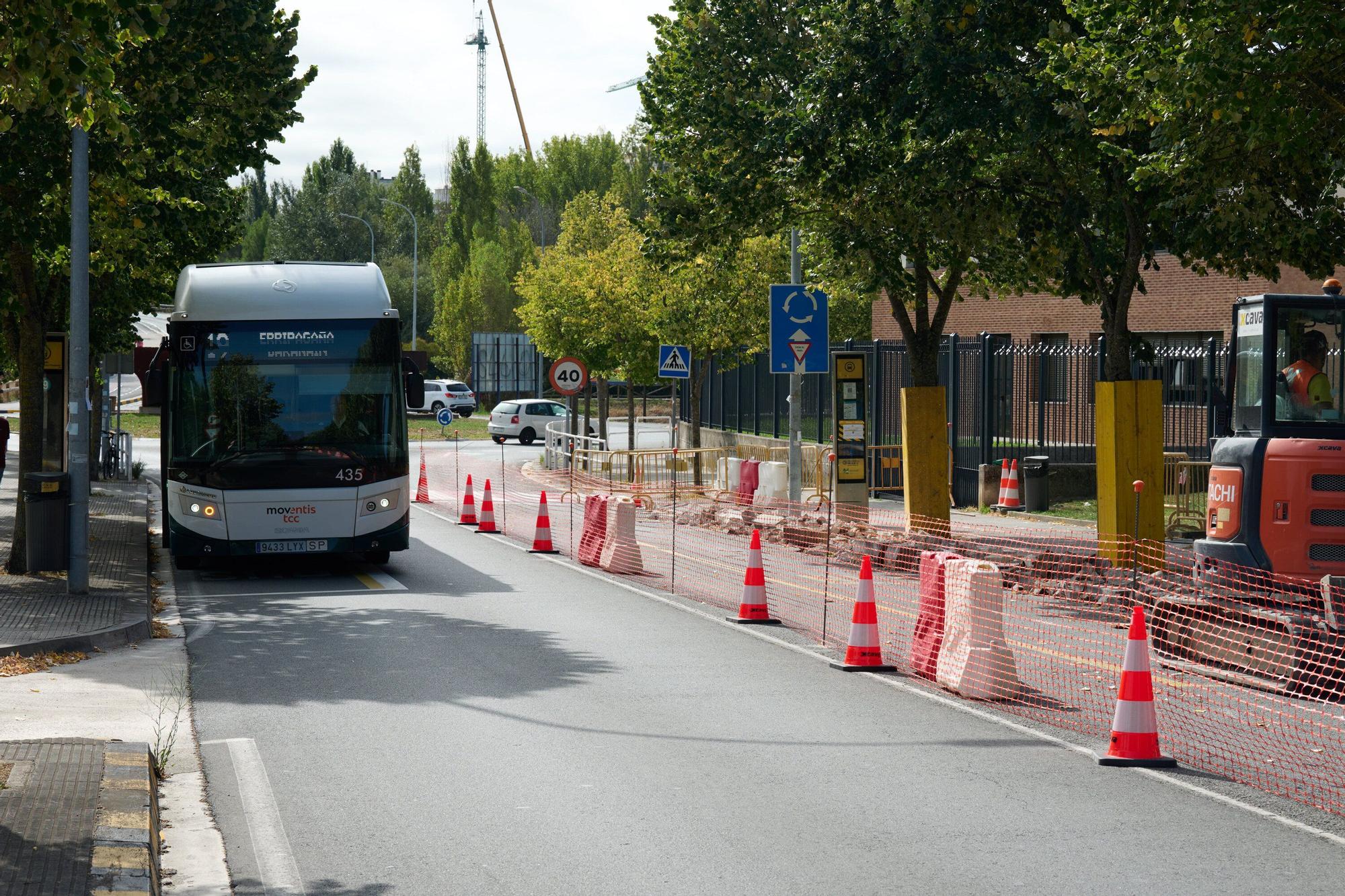 Obras del nuevo carril en calle María Azkarate de Burlada