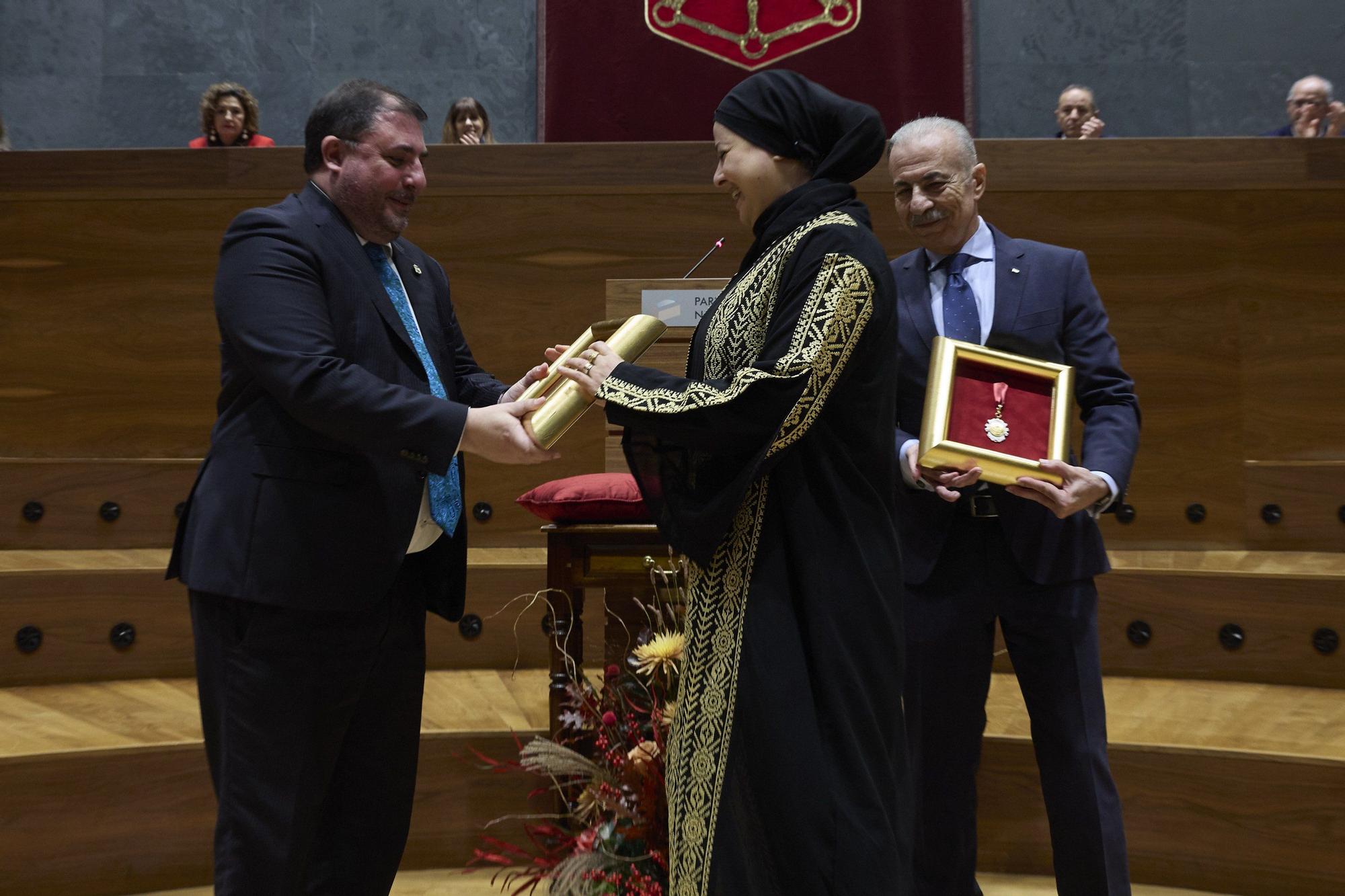 Fotos de la entrega de la Medalla de Oro del Parlamento de Navarra, un "premio a la dignidad del pueblo palestino"