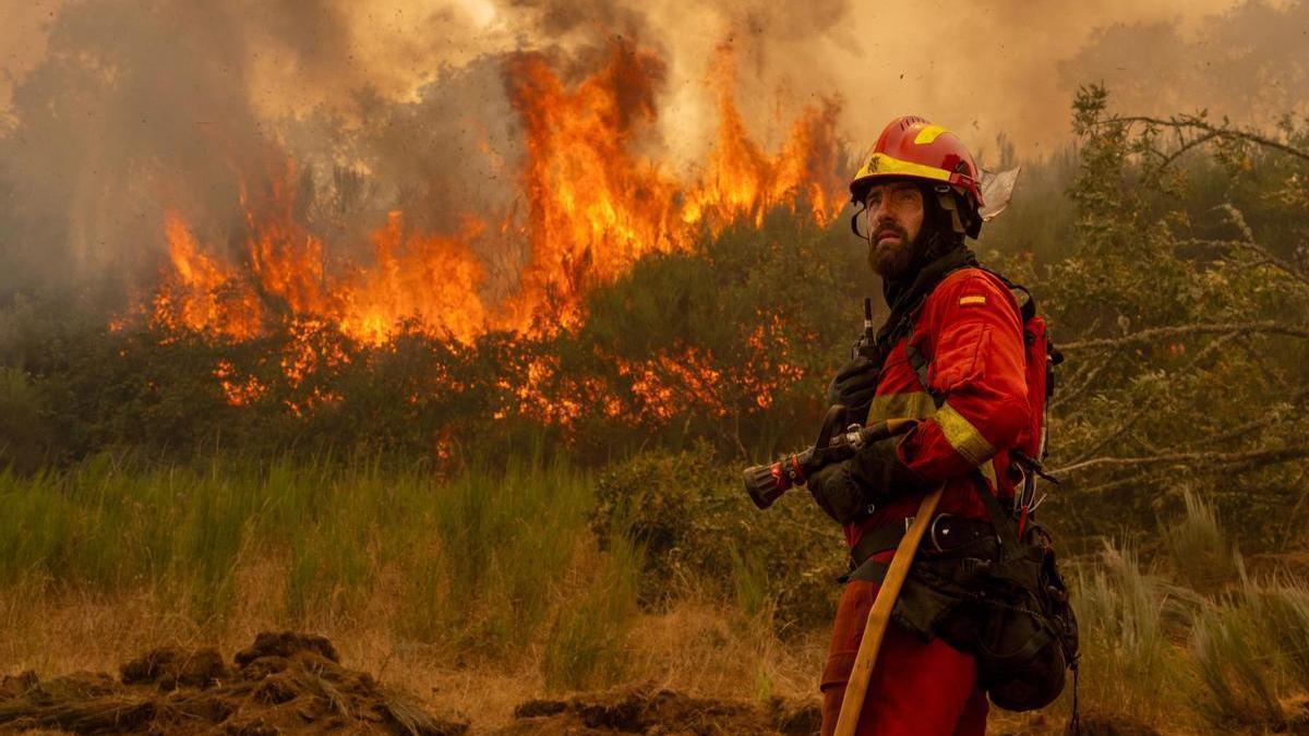 Un efectivo de la UME en la localidad de A Espasa, durante el incendio forestal que permanece activo en Chandrexa de Queixa (Ourense).