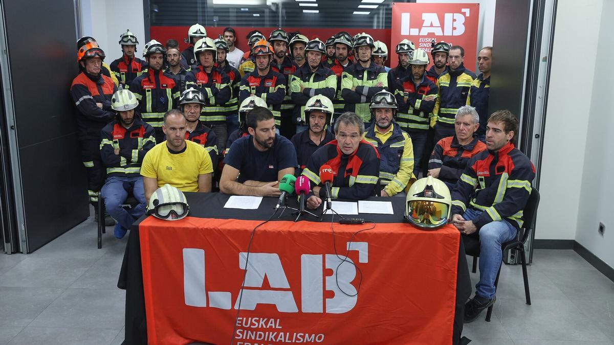 Personal de Bomberos, durante la rueda de prensa.