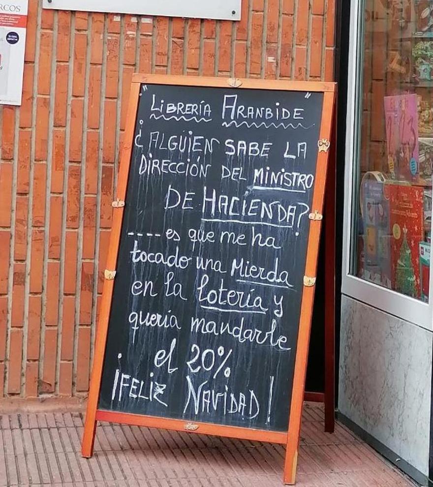 El mensaje con &#039;mucha guasa&#039; escrito en la pizarra de la librería Aranbide de Vitoria.