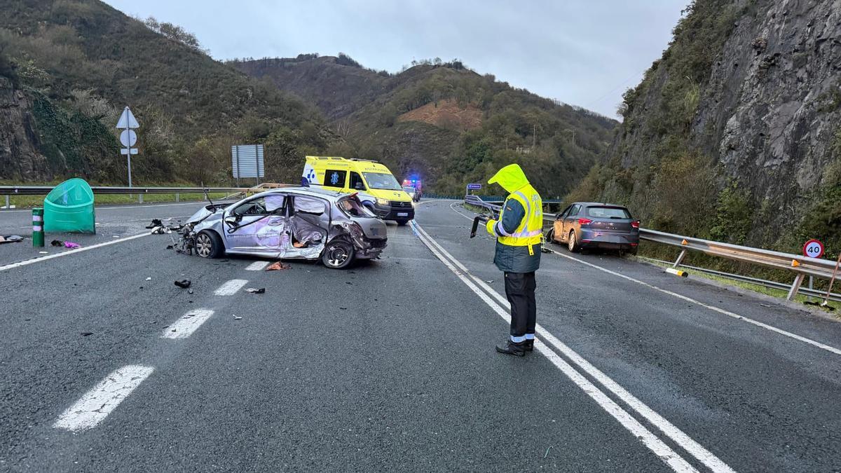 Imagen del coche de la fallecida tras el accidente.