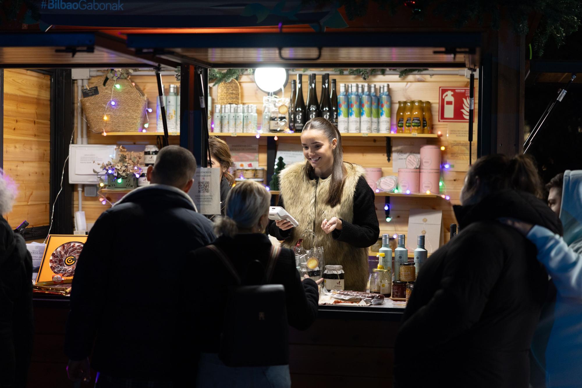 Visitantes en un stand.