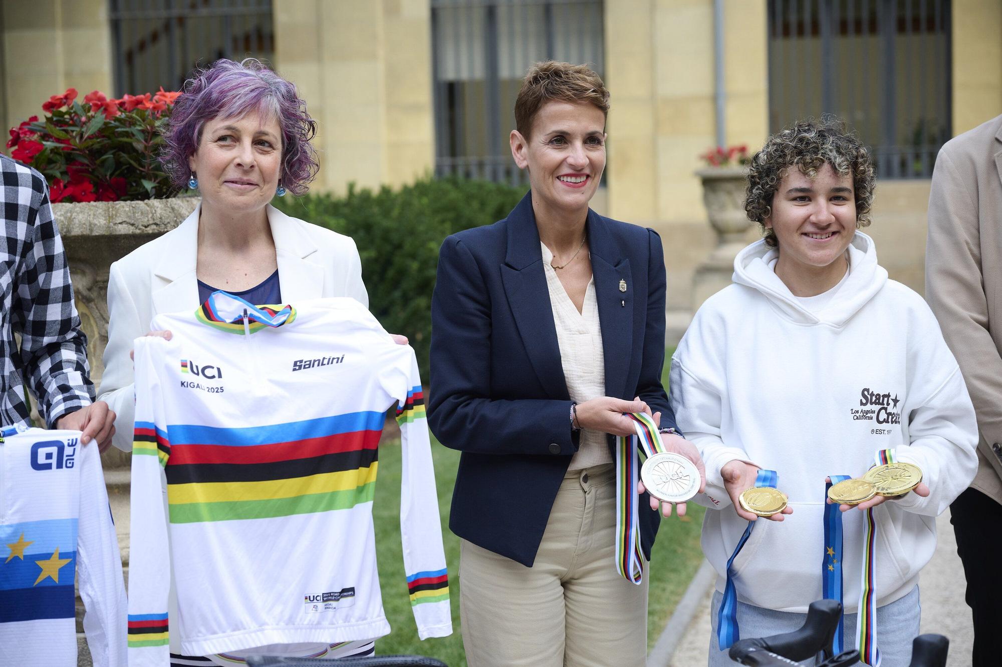 María Chivite recibe a Paula Ostiz en el Palacio de Navarra