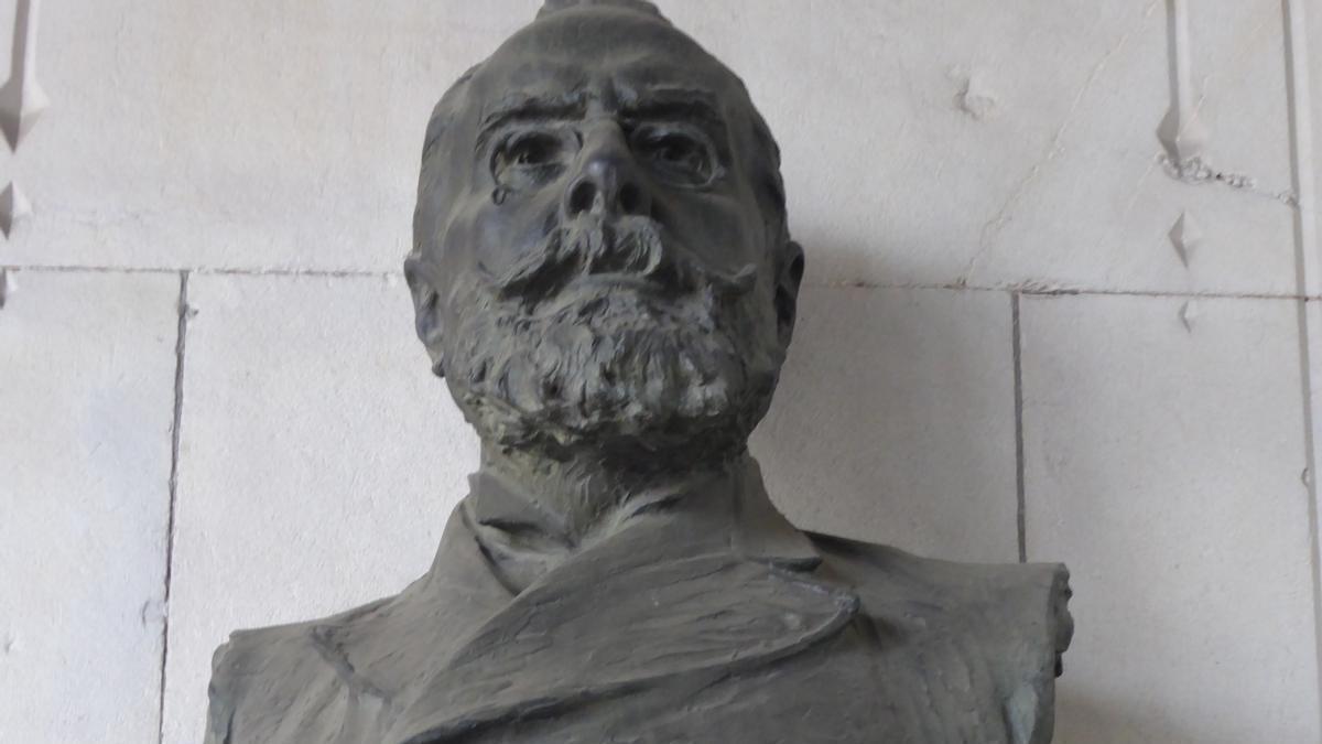 Imagen de un busto de Víctor Chávarri, uno de los prohombres de Bilbao.
