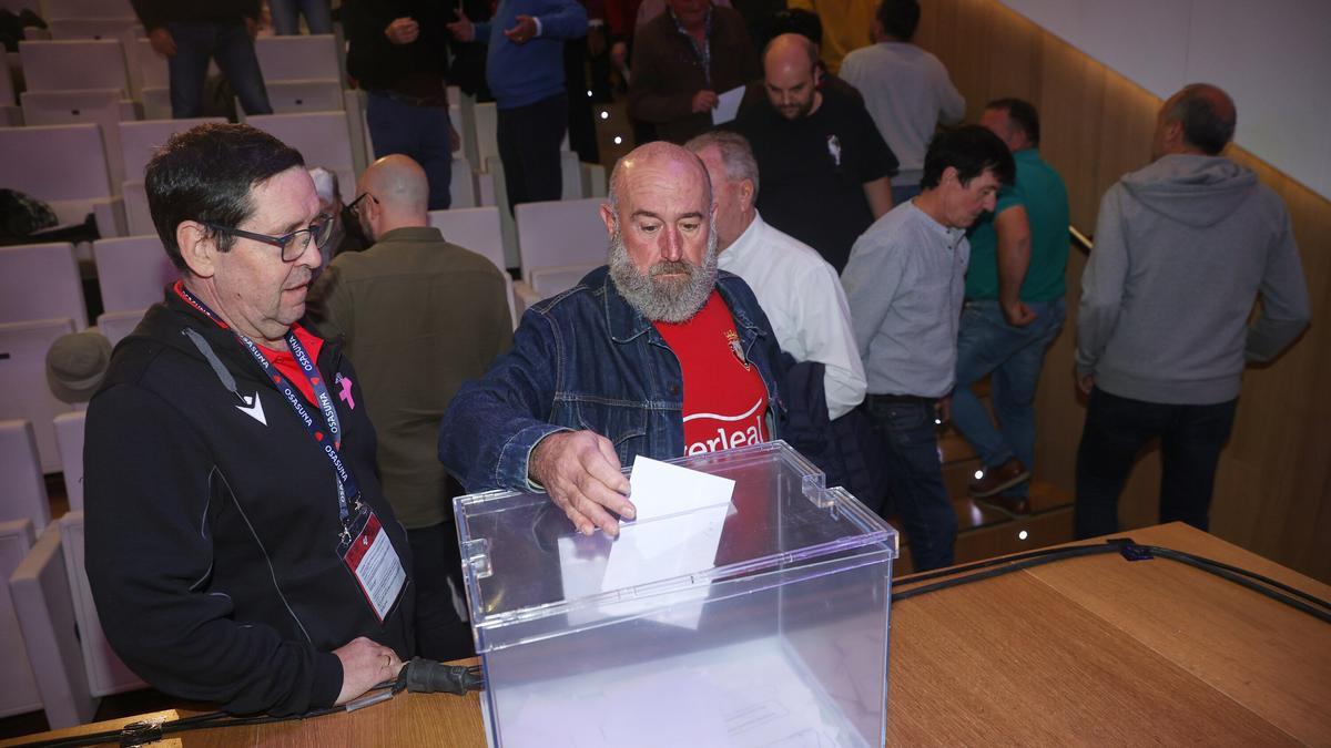 Una votación en una asamblea de Osasuna.