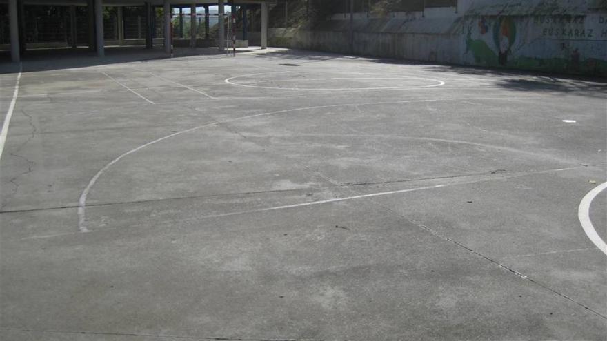 Un trozo de fachada cae sobre el patio de un colegio de Zorrotza