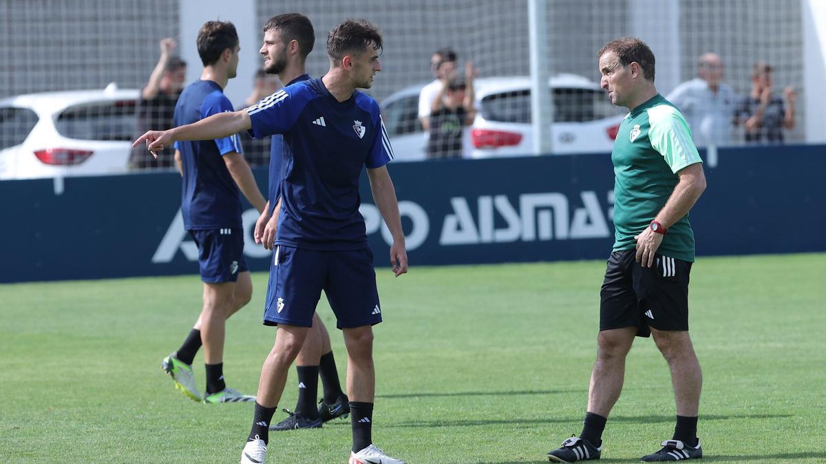 Aimar y Arrasate conversan durante un entrenamiento.