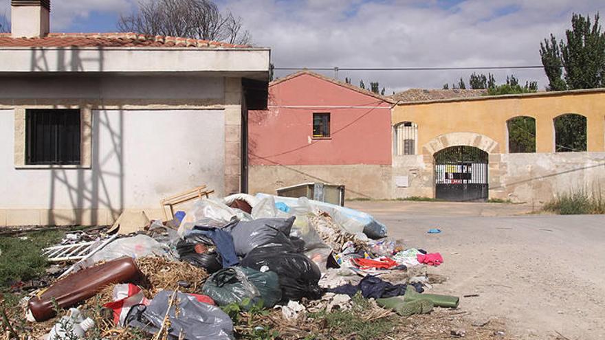 La basura se acumula en la entrada de la Escuela Taller desde hace dos ...