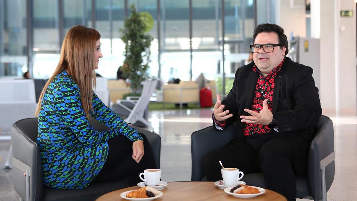 La periodista Itxaso Mitxitorena y Alberto Guzmán durante la entrevista