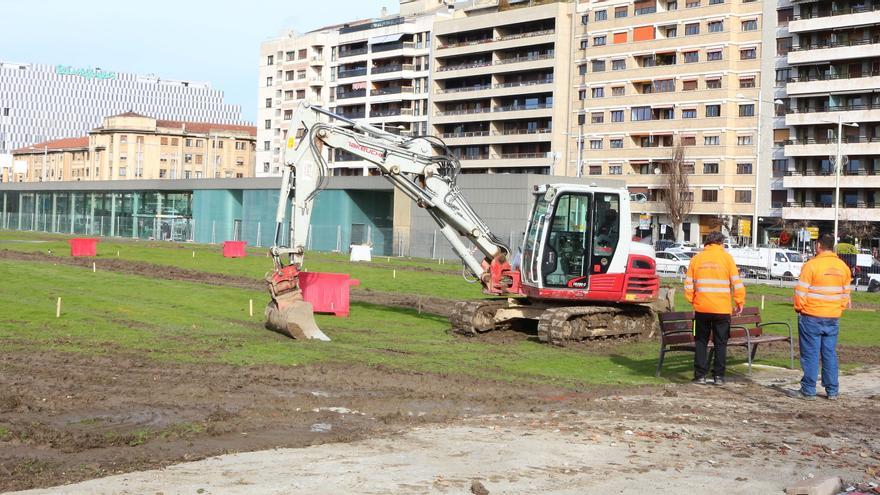 Las máquinas, a todo gas para reparar la cubierta de la Estación de Autobuses de Pamplona