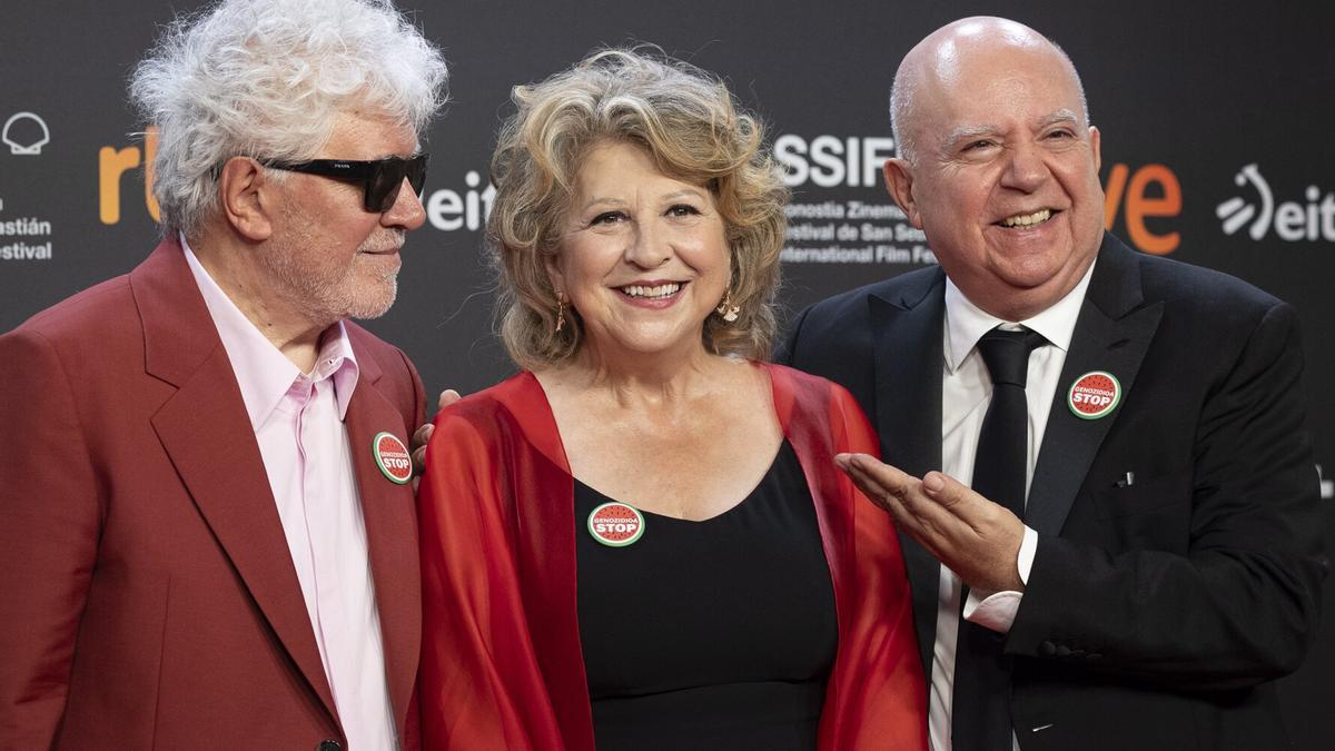 Esther García, entre Pedro y Agustín Almodóvar.