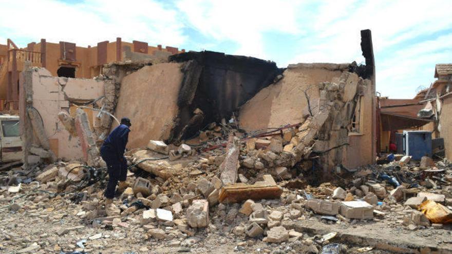 Un bombero en el lugar de la explosión.