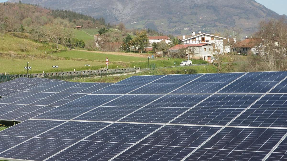 Vista de un parque de paneles fotovoltaicos en la zona de Urola Erdia