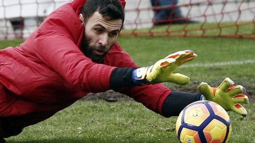 Raoul Loé y Salvatore Sirigu realizan su primer entrenamiento en Tajonar