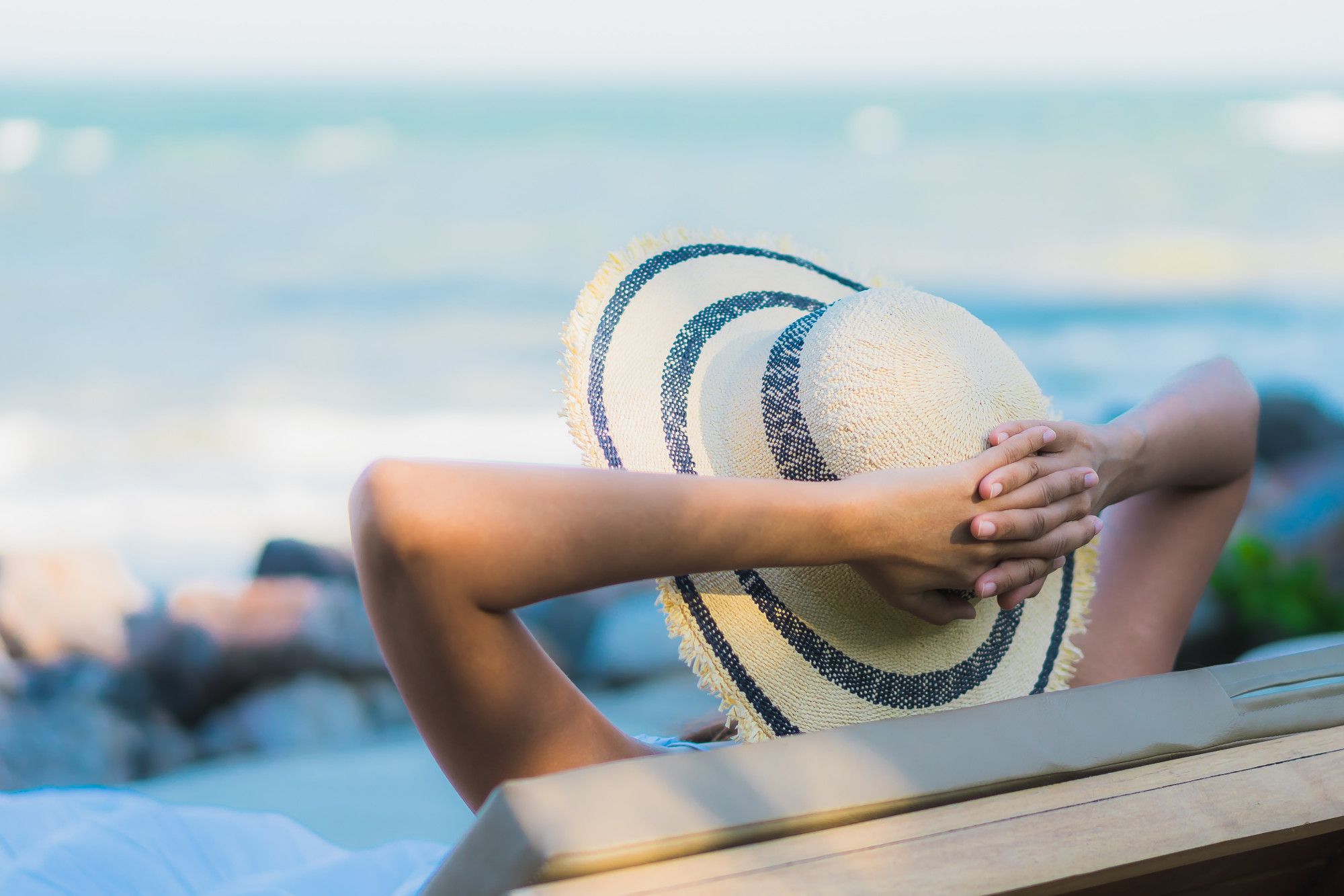 Una mujer disfruta de sus vacaciones en una playa del Caribe.