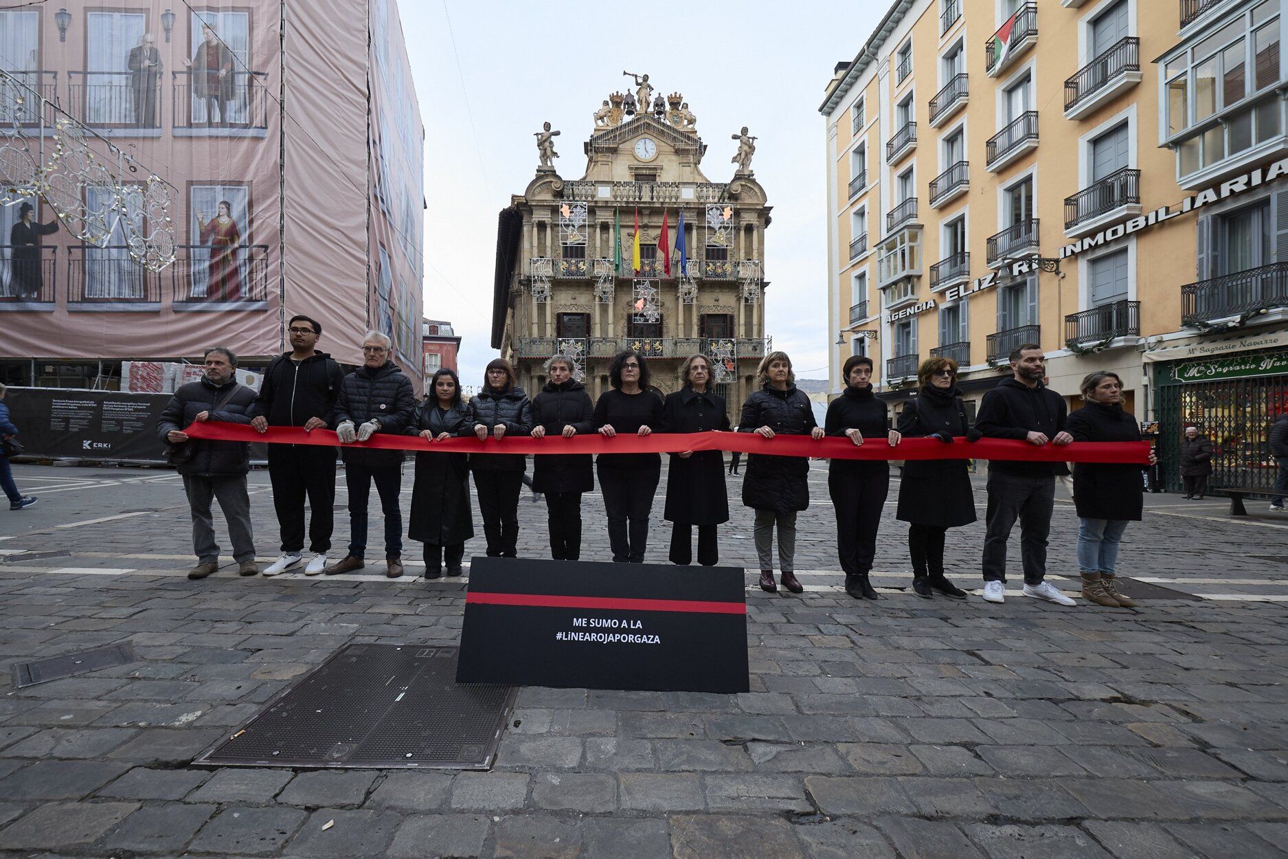 Imágenes de activistas de Amnistía Internacional, CEAR, Médicos del Mundo y Oxfam Intermón marcarán una línea roja por Gaza.