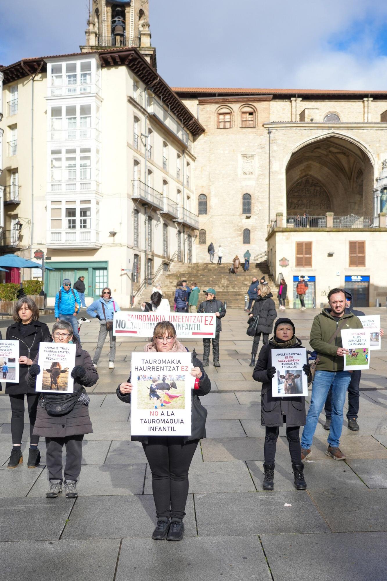En imágenes: Concentración en contra de la Ley Taurina