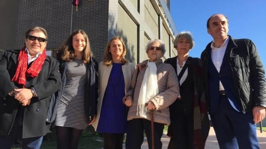 La alcaldesa de Barakaldo, Amaia del Campo, junto a la familia del escritor Carlos Ibáñez López.