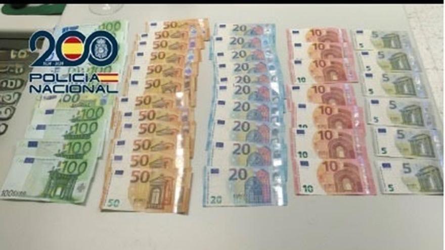 Encuentra en la calle un sobre con casi 5.000 euros y lo entrega a la Policía