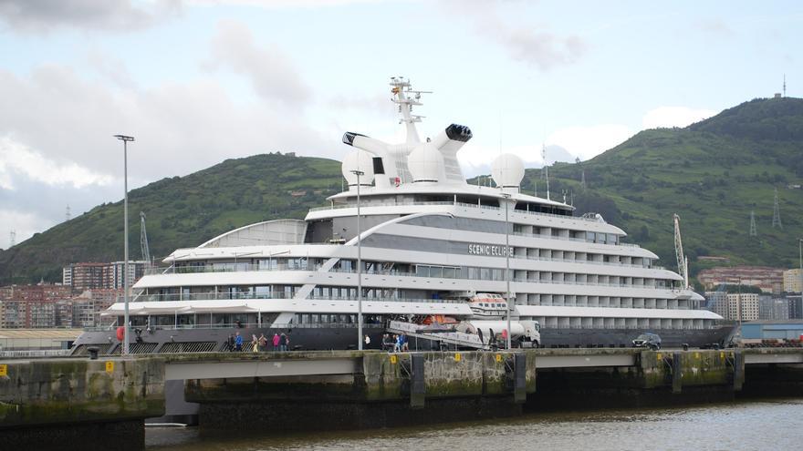 Atraca en Bizkaia el yate de superlujo con submarino y helicópteros
