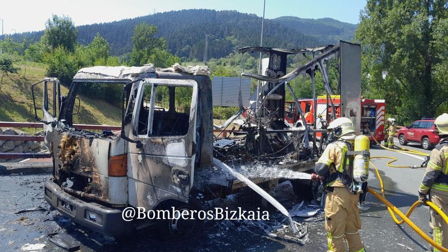 Una avería calcina un camión en Arrigorriaga