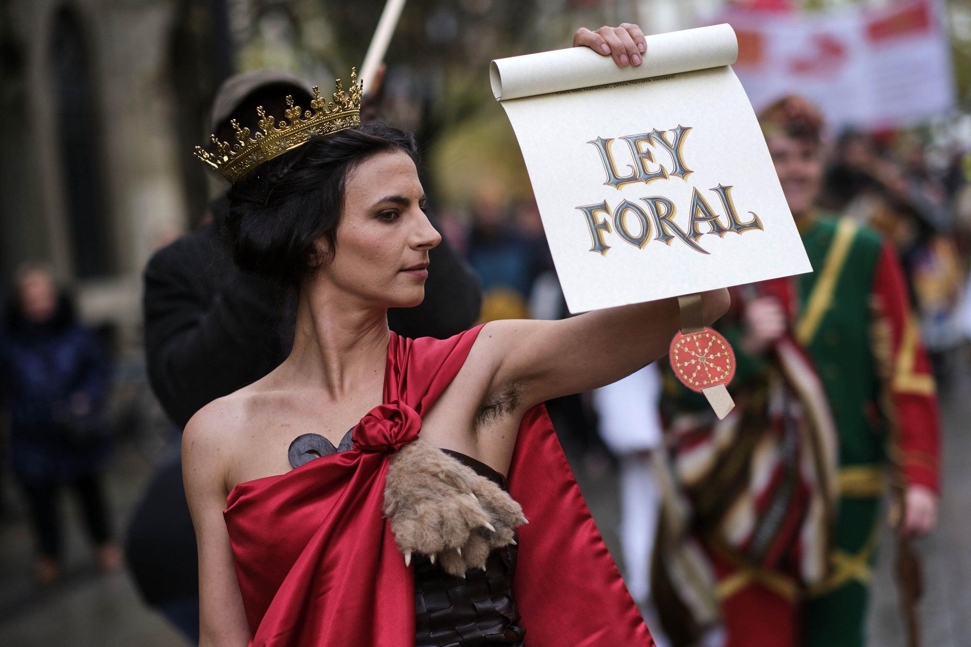 Fotos del homenaje a la estatua que corona el monumento que se erigió hace más de 100 años recordando la lucha popular en el Día de Navarra