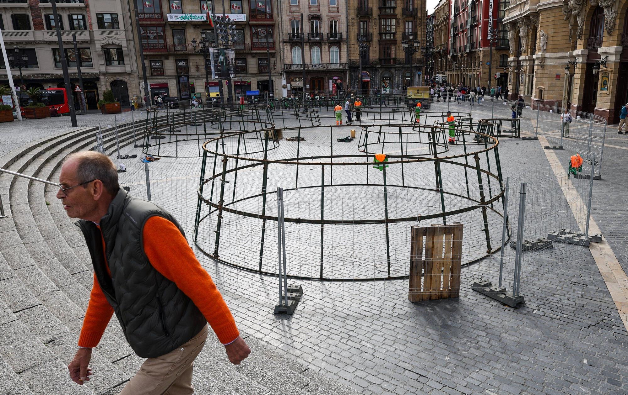 Comienzan a montar el árbol de Navidad de la plaza del Arriaga