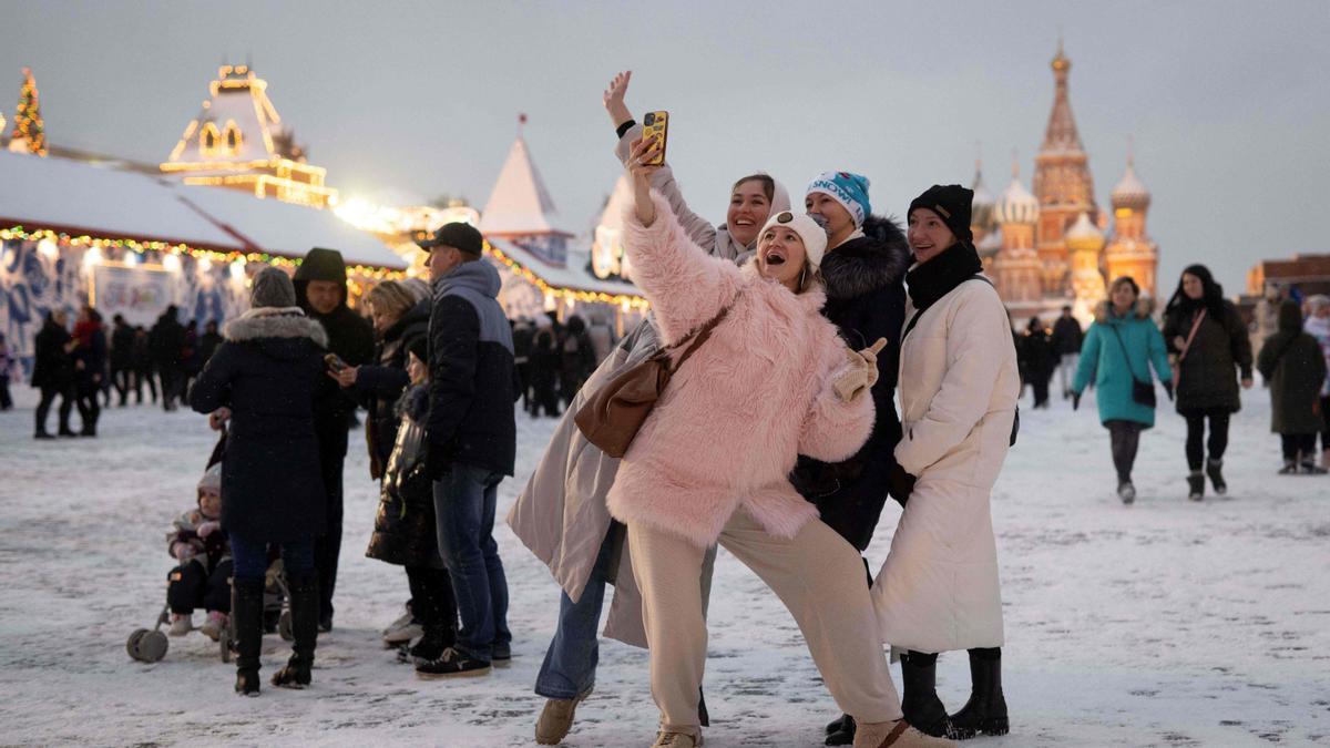 Un grupo de mujeres se saca una foto en la Plaza Roja de Moscú.