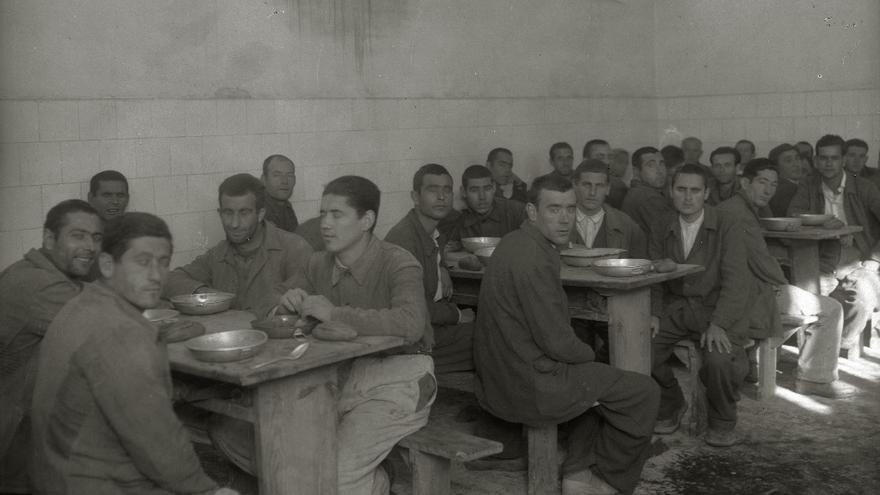 Presos en el comedor de la prisión.