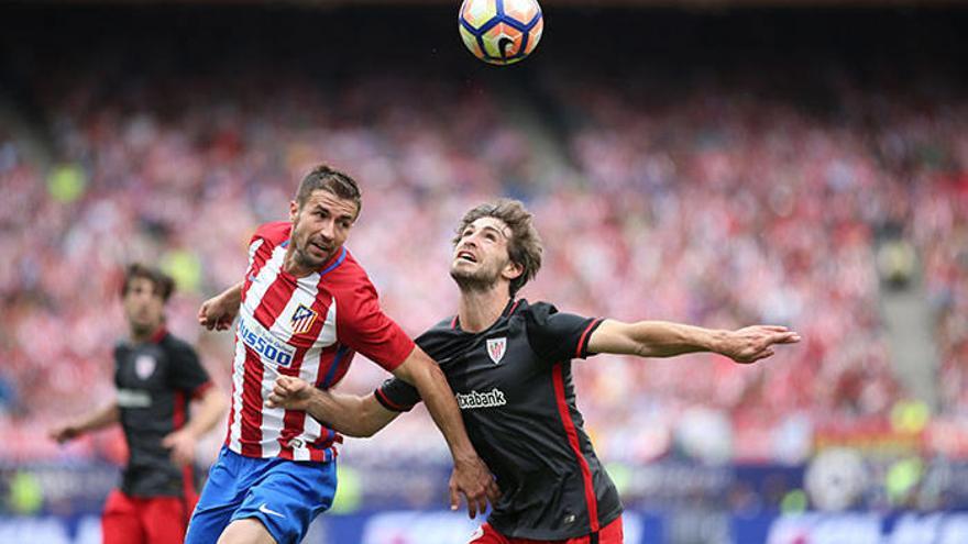 Yeray intenta ganar un balón a Gabi.