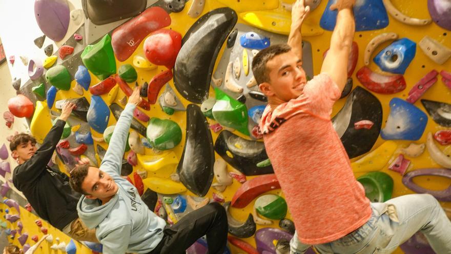 Los hermanos Cuerda en el rocódromo Urban Boulder.